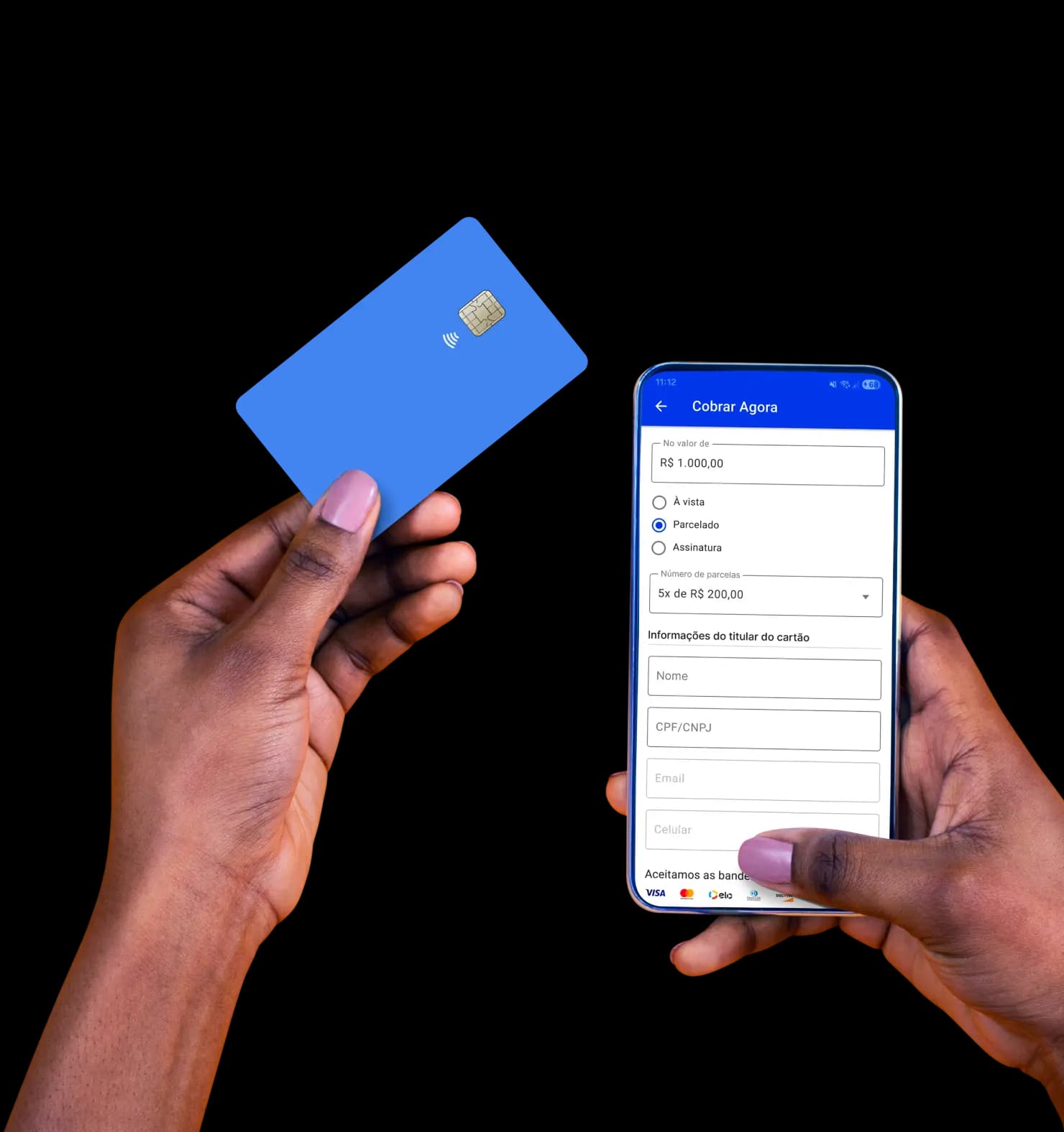 Mãos seguram um cartão de crédito e um celular com o aplicativo do Asaas aberto.